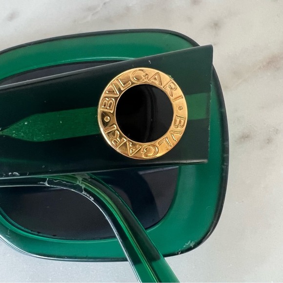 BVLGARI SUNGLASSES GREEN COLOR
GOLD CREST DETAIL ON THE SIDES main image 13